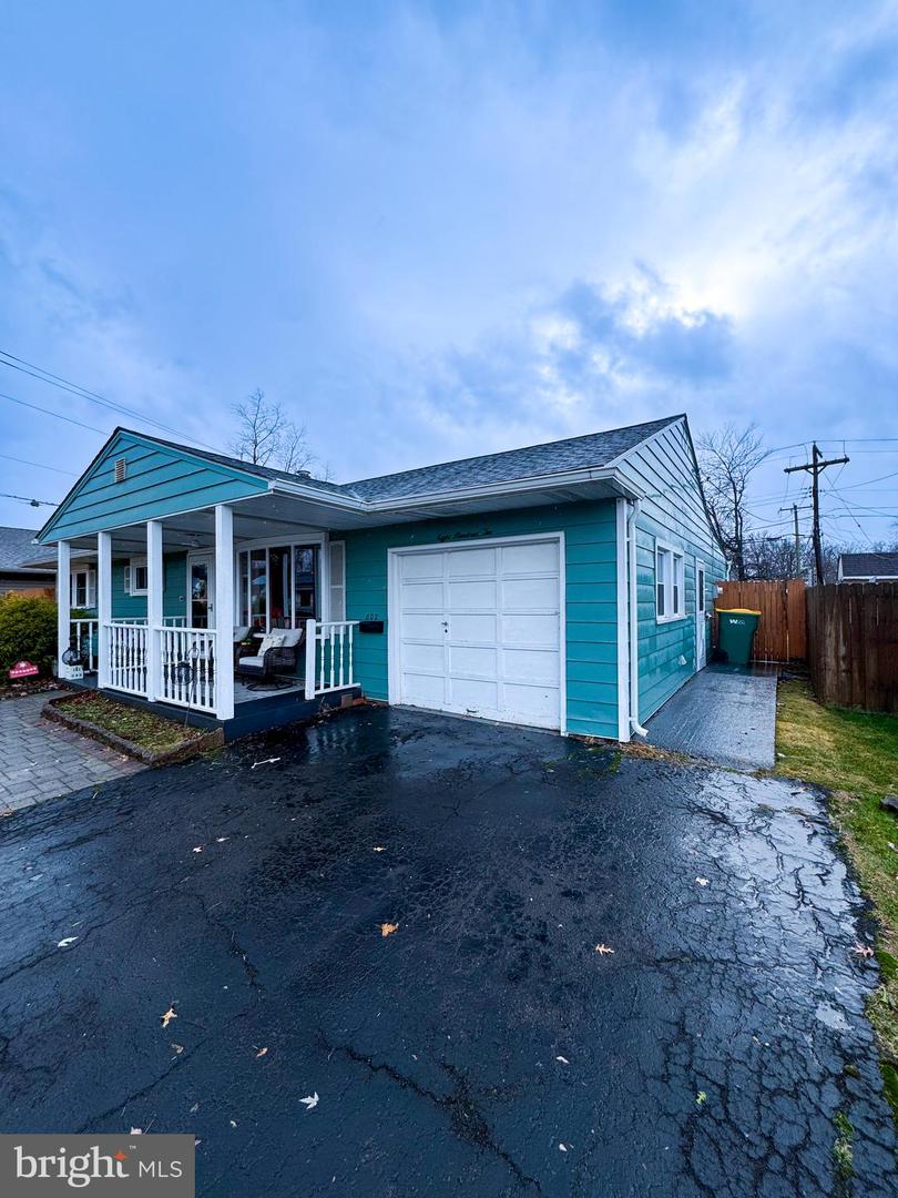 802 Dunbury Road, Fairless Hills