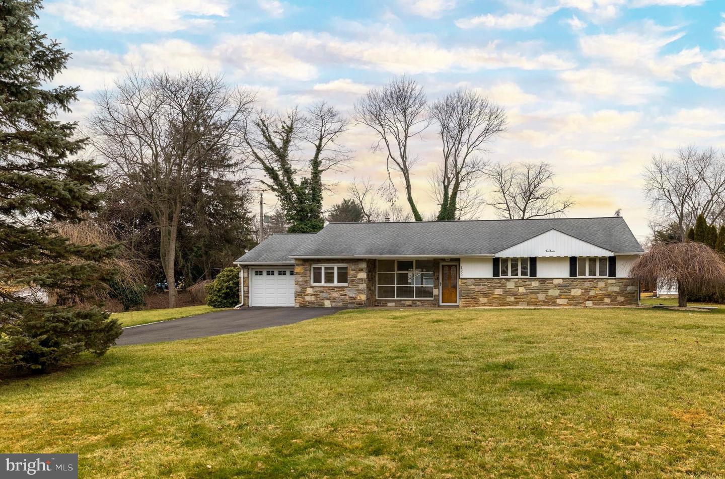1090 Rozel Avenue, Southampton