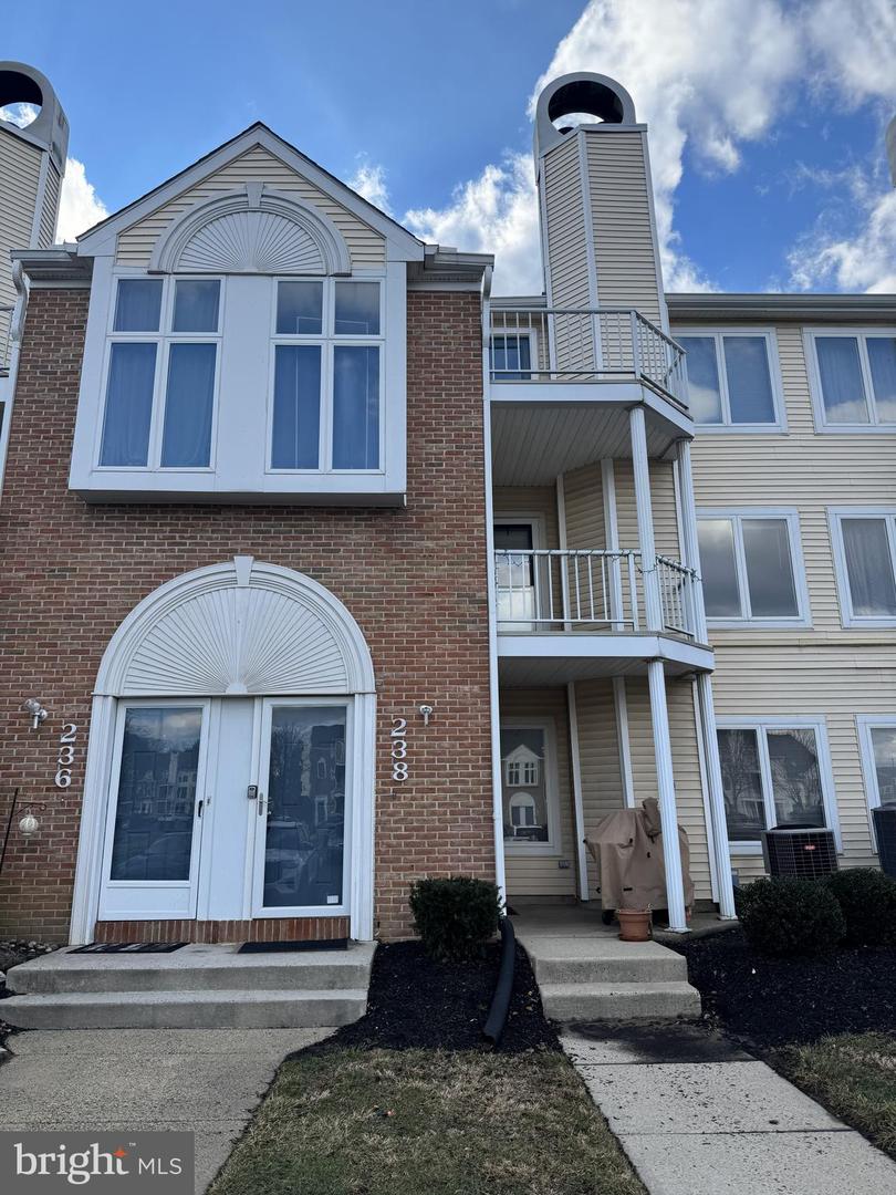 238 Colette Court, Levittown