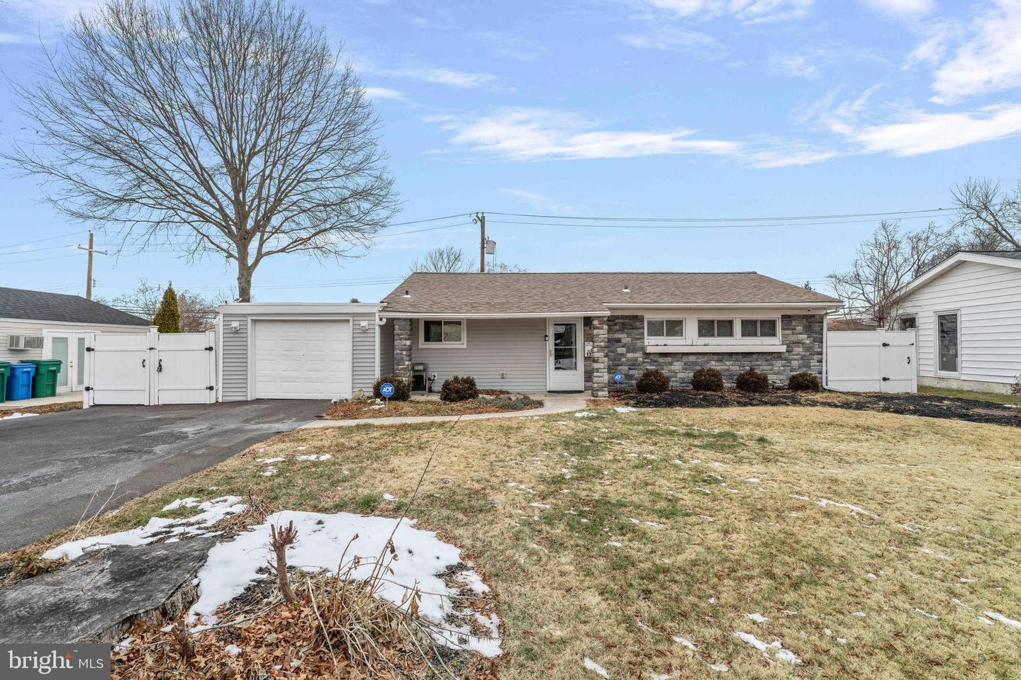 137 Idlewild Road, Levittown