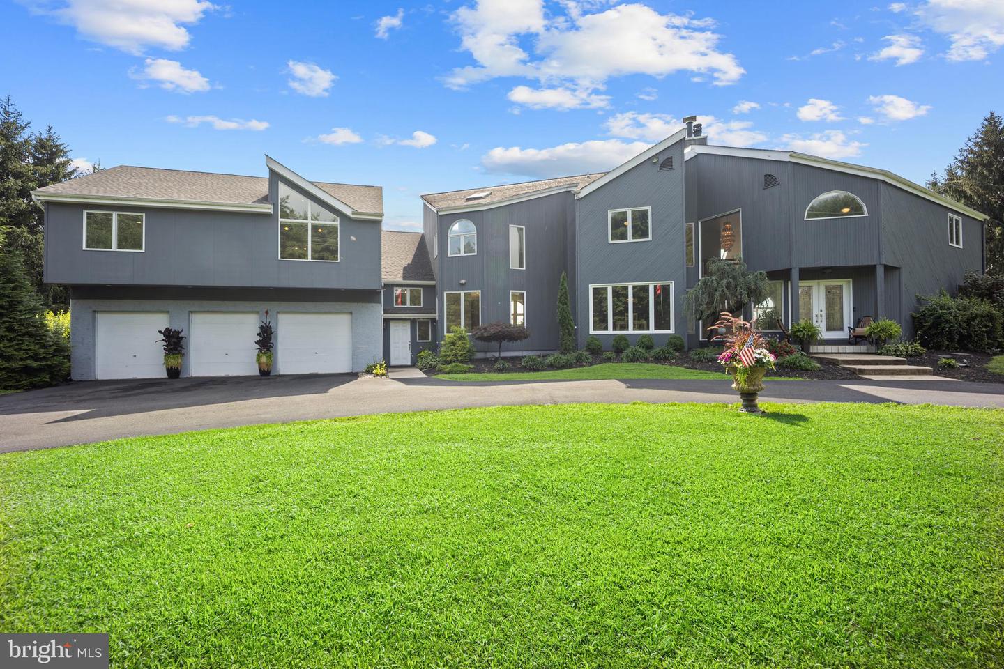 215 E Dark Hollow Road