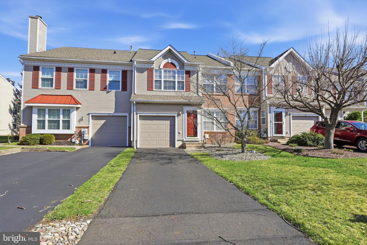 25 Honey Locust Lane, Newtown