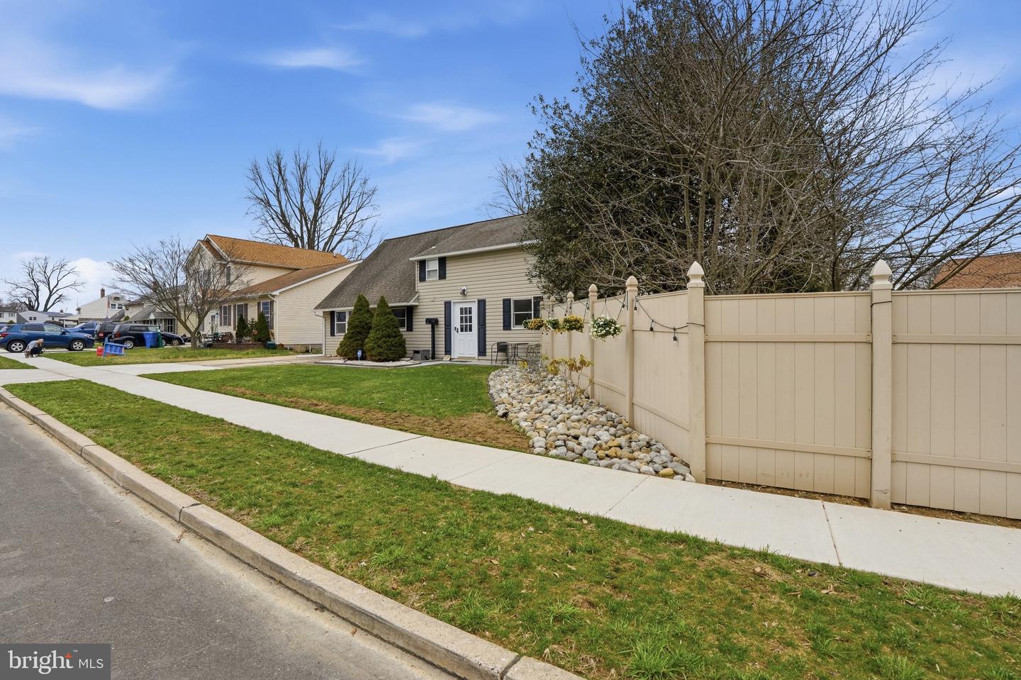 10 Inbrook Road, Levittown