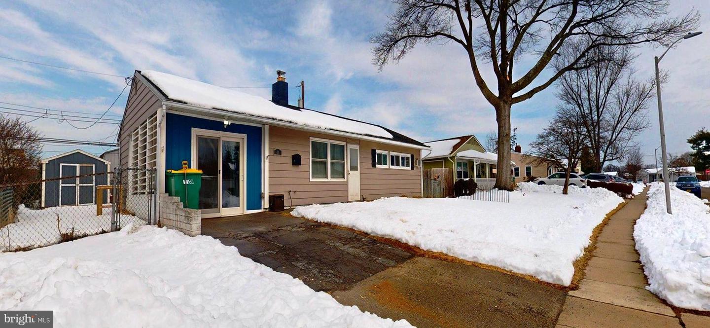 11 Easter Lane, Levittown
