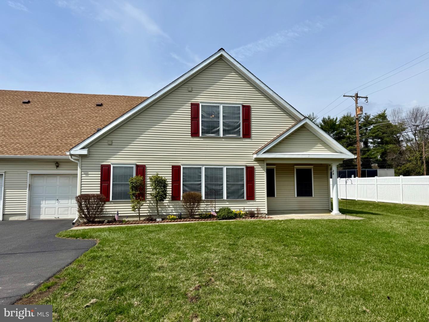 28 Avenrowe Ct, Fairless Hills