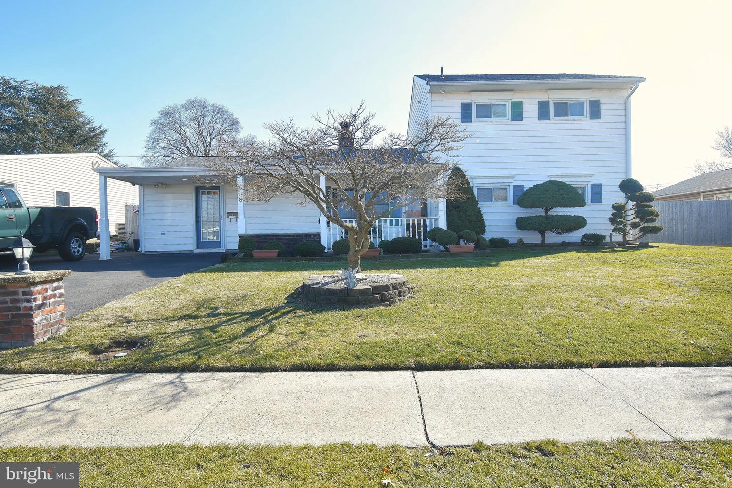 8 Summer Lane, Levittown