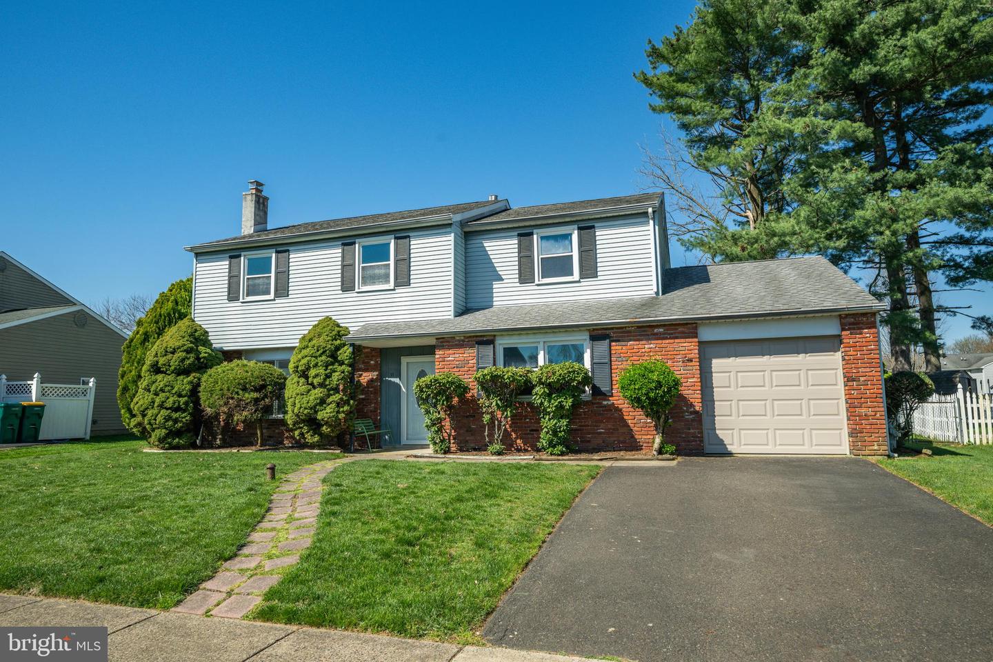 11 Maplewood Drive, Levittown
