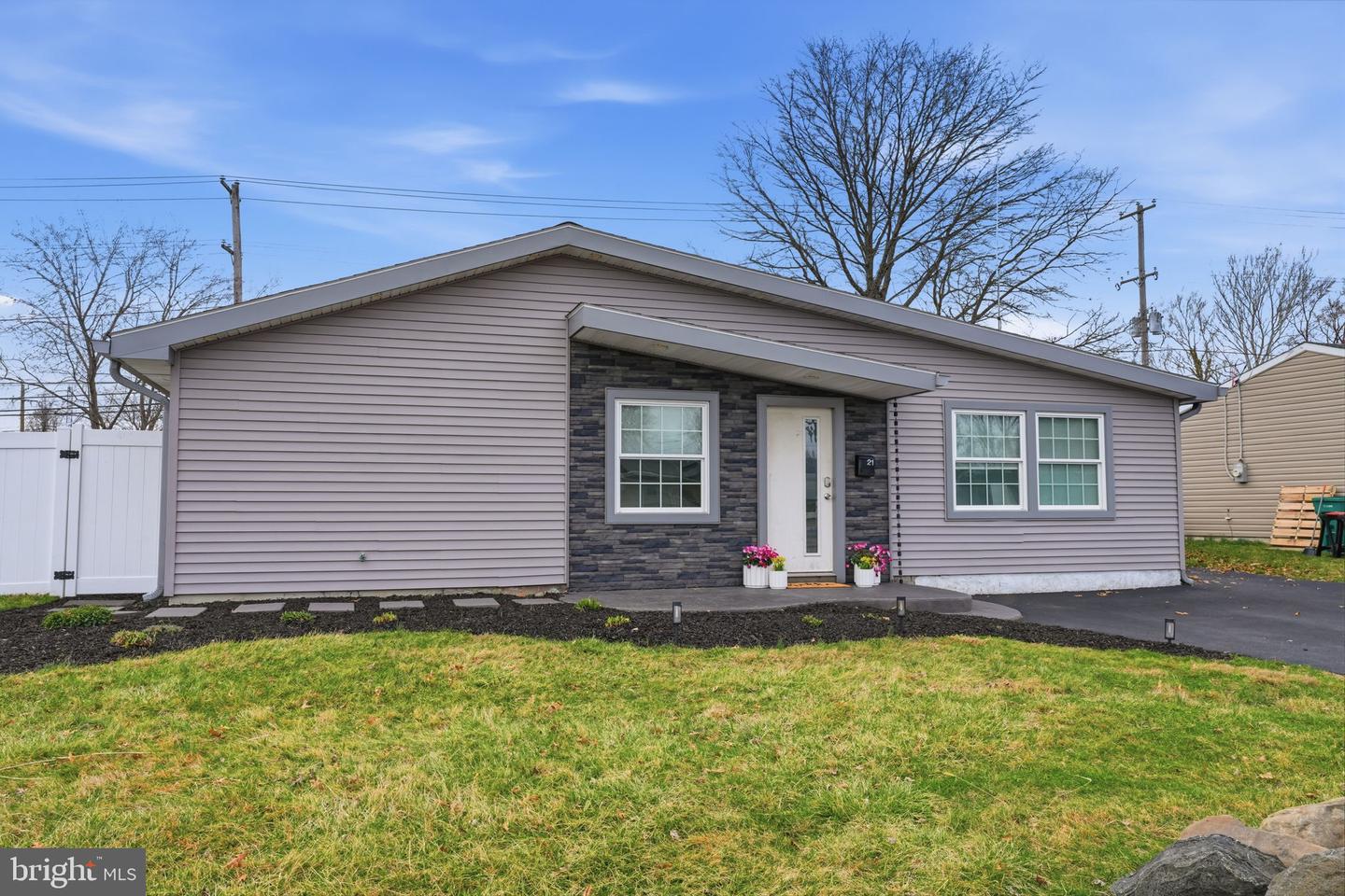 21 Border Rock Road, Levittown