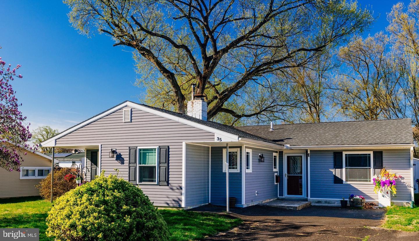 35 Mimosa Lane, Levittown