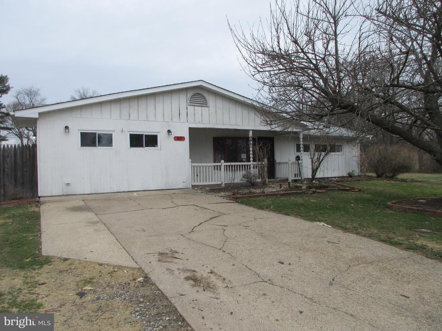 63 Maple Lane, Levittown