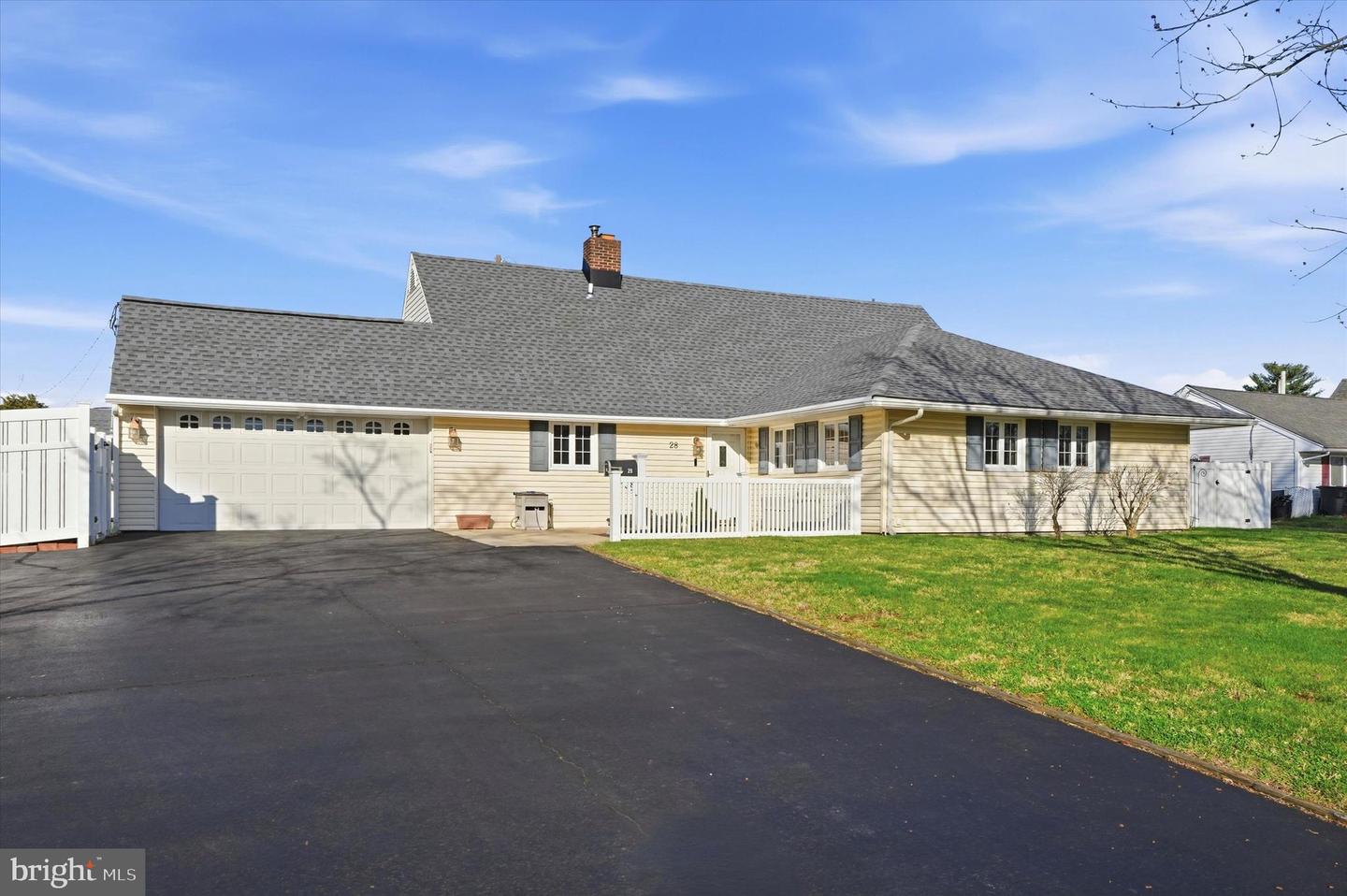 28 Sycamore Road, Levittown