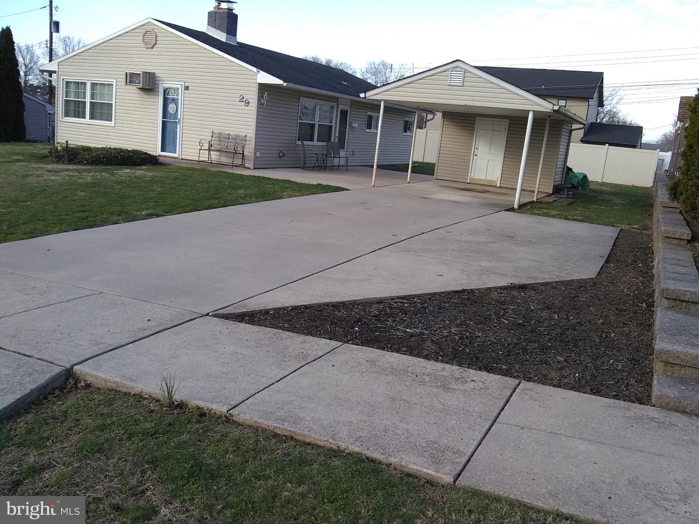 29 Gridiron Road, Levittown