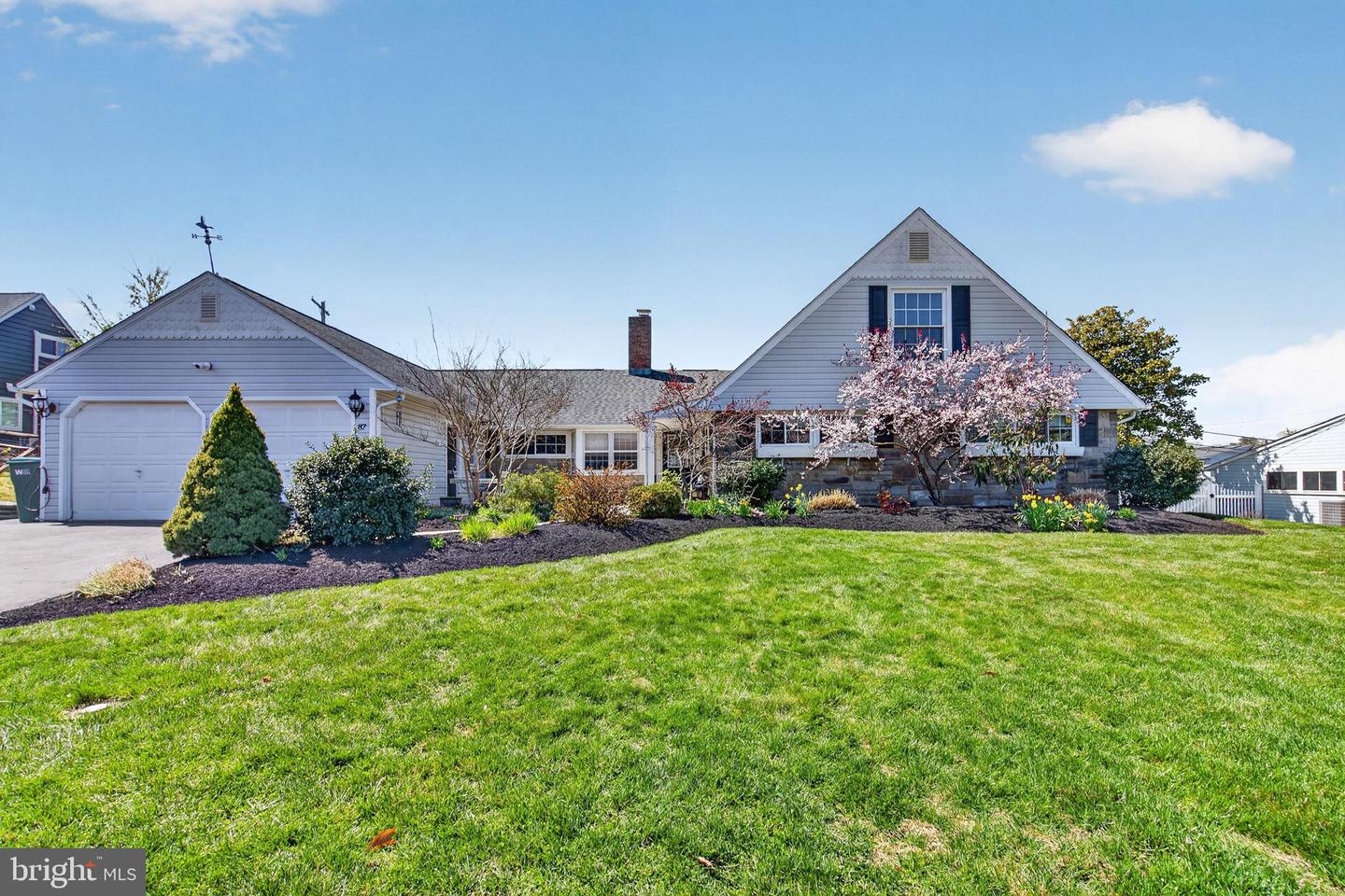 87 Flamehill Road, Levittown