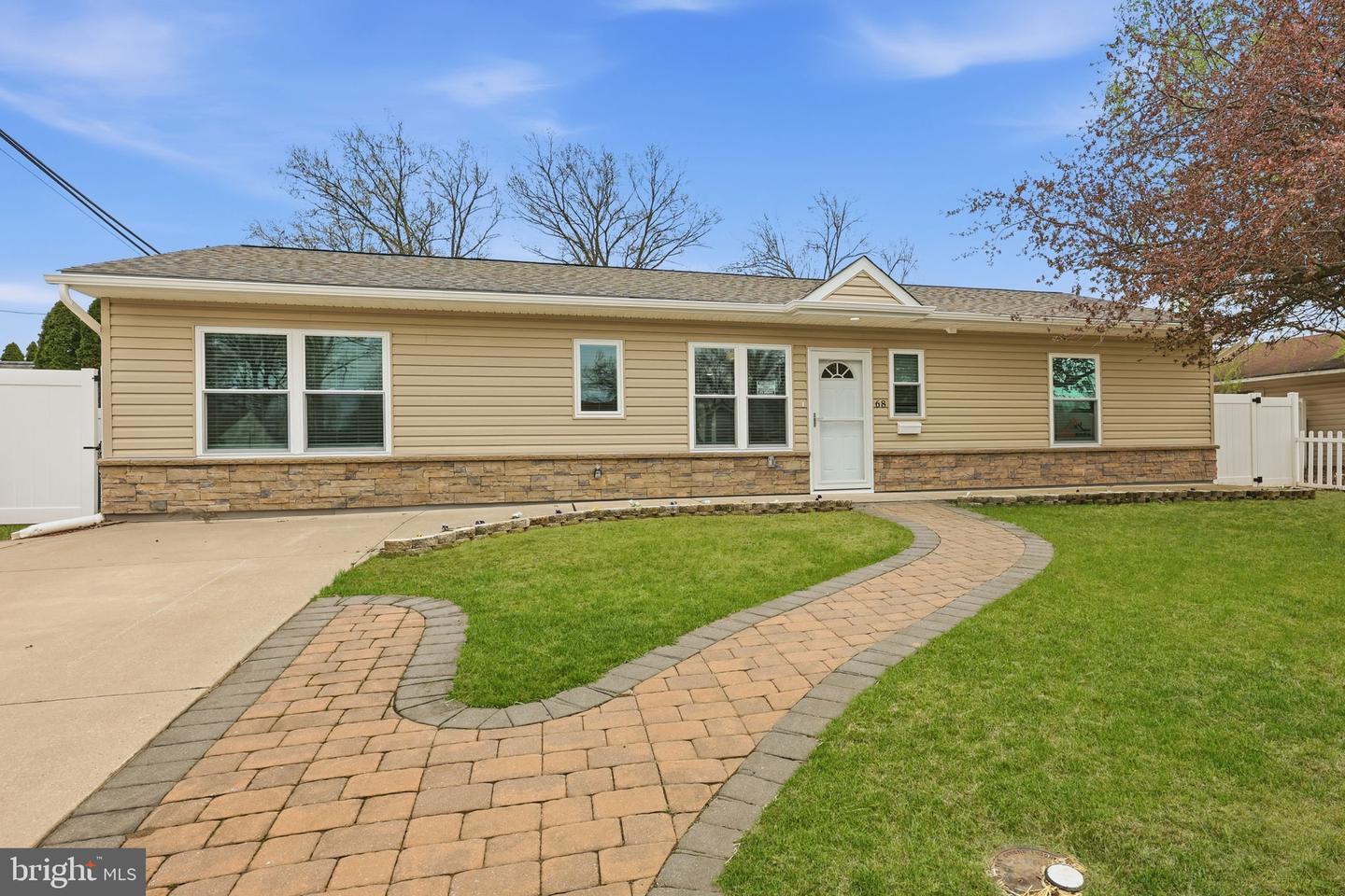 68 Tapered Oak Lane, Levittown