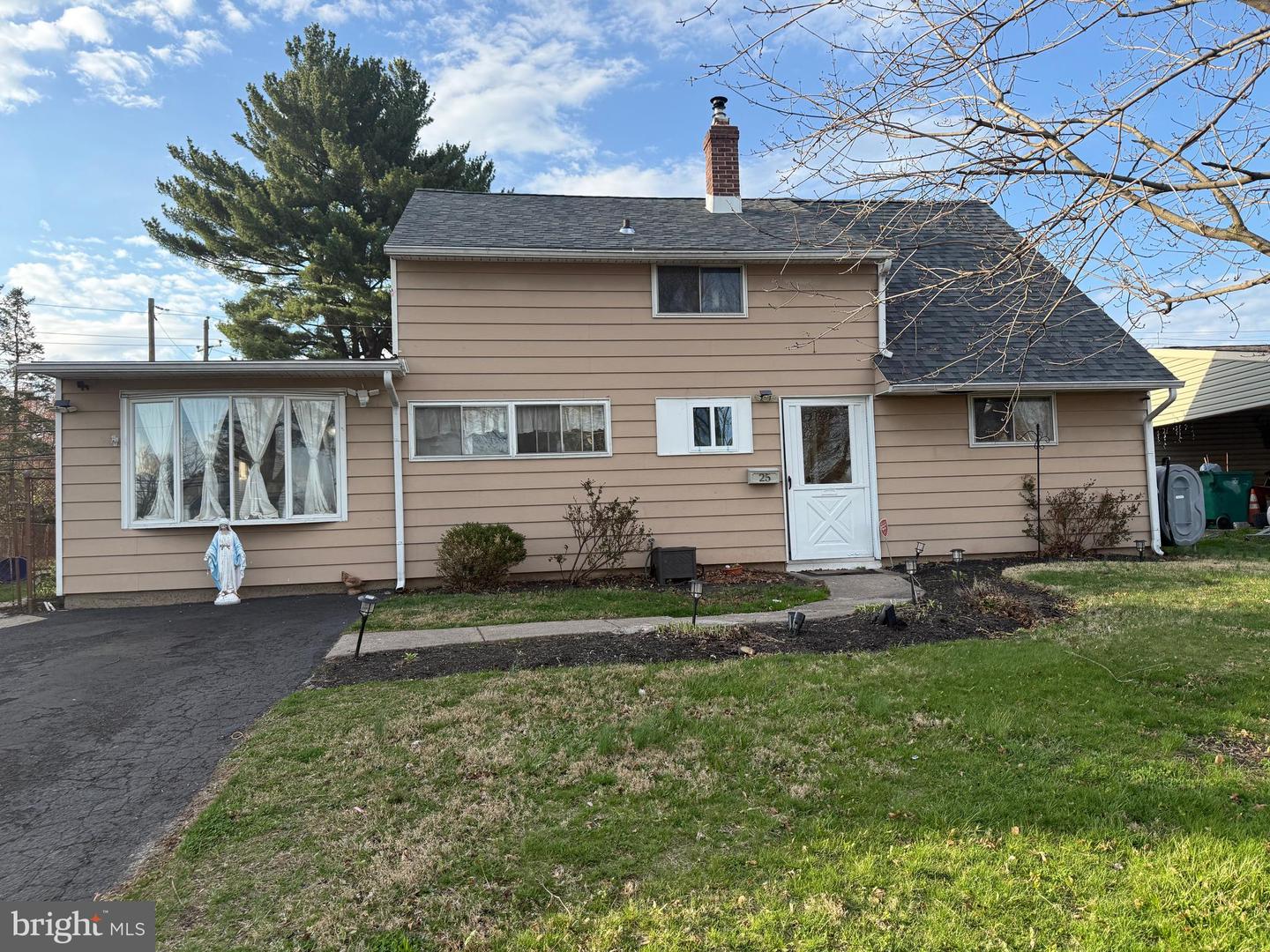 25 Goldengate Road, Levittown