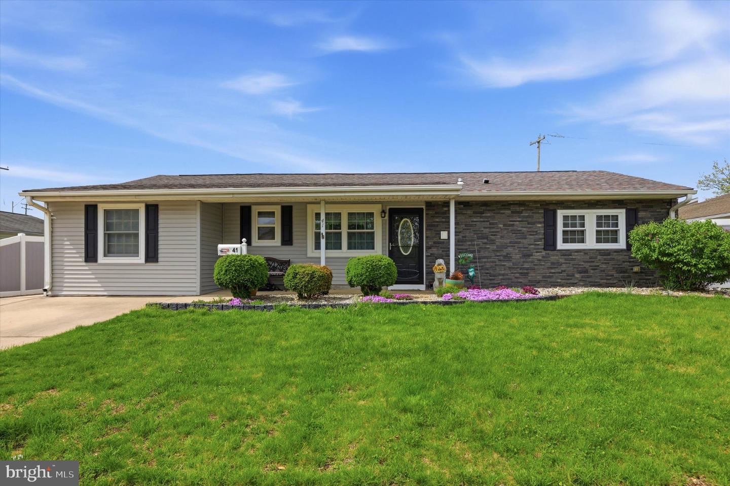 41 Lakeside Drive #W, Levittown