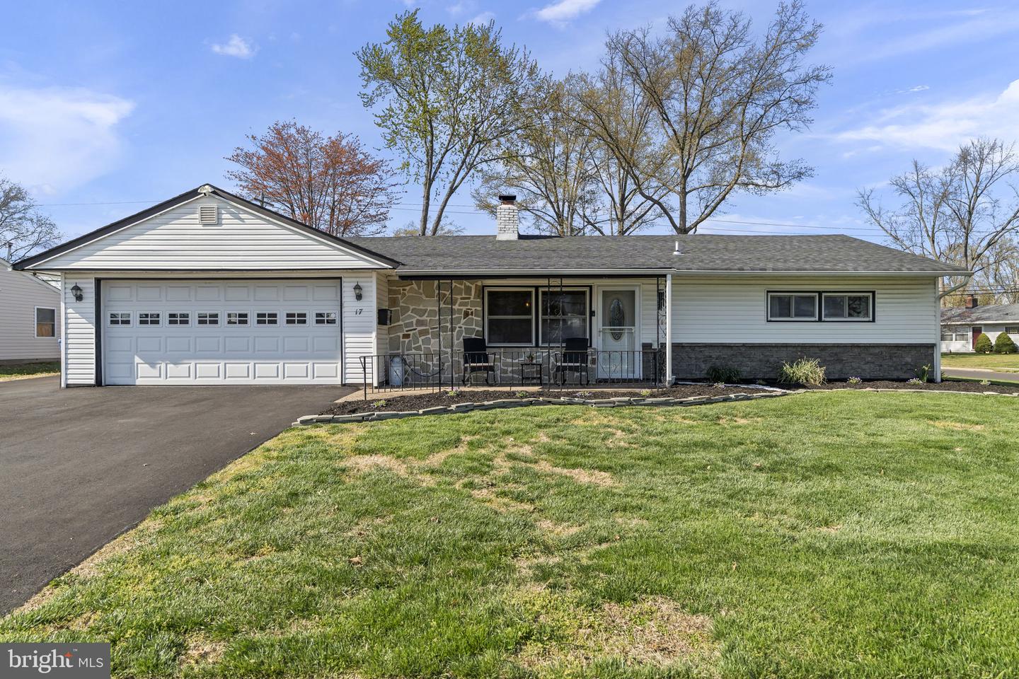 17 Gun Road, Levittown