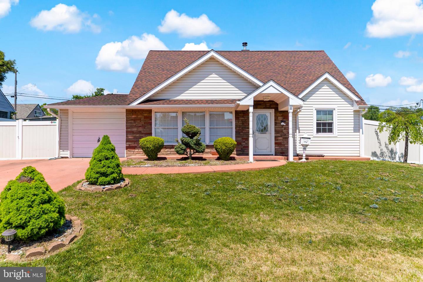 99 Harmony Road, Levittown