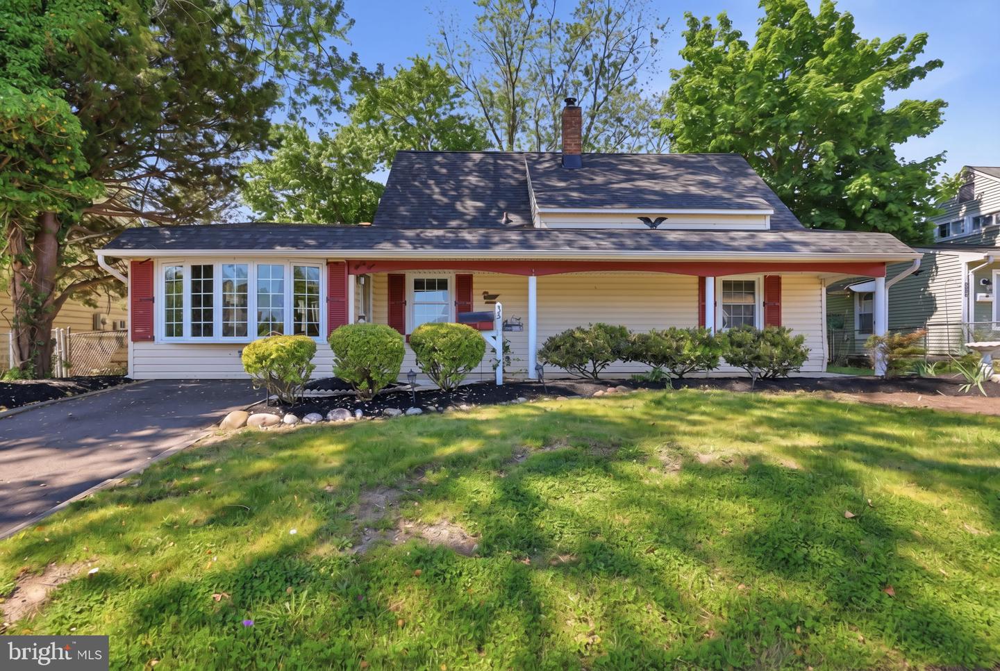 35 Robin Hill Lane, Levittown