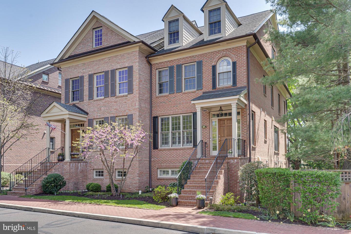 10 Dunham Lane, Newtown