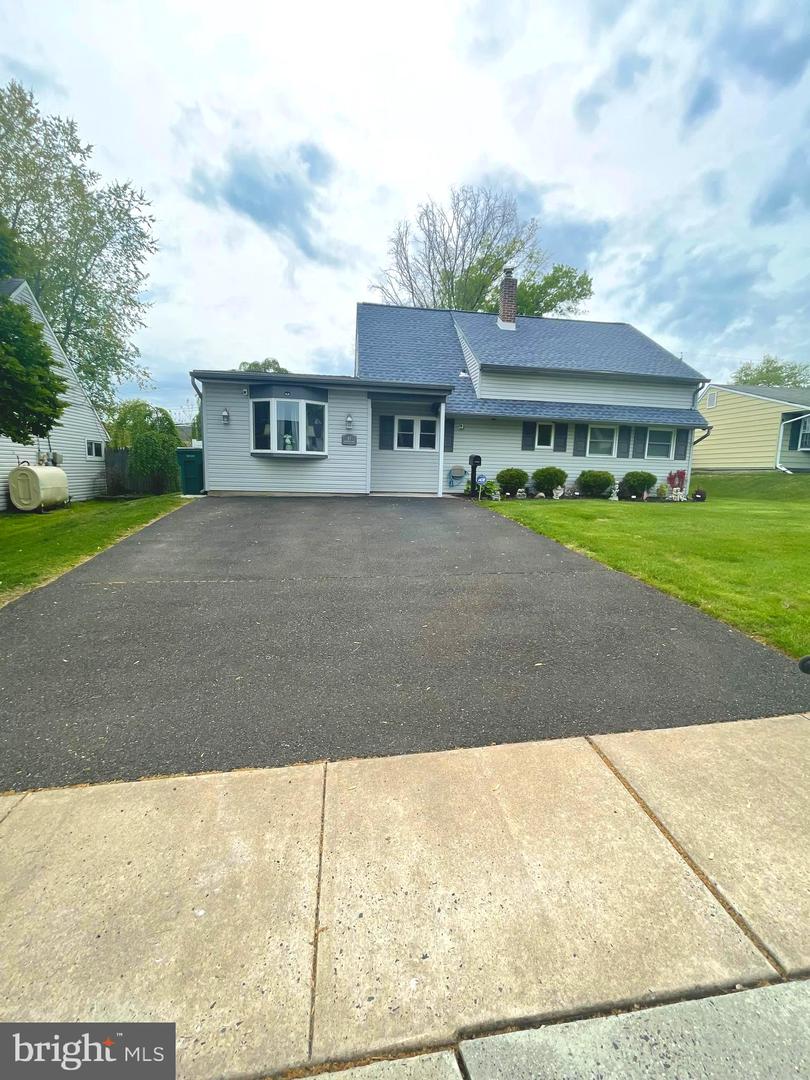 17 Heather Lane, Levittown