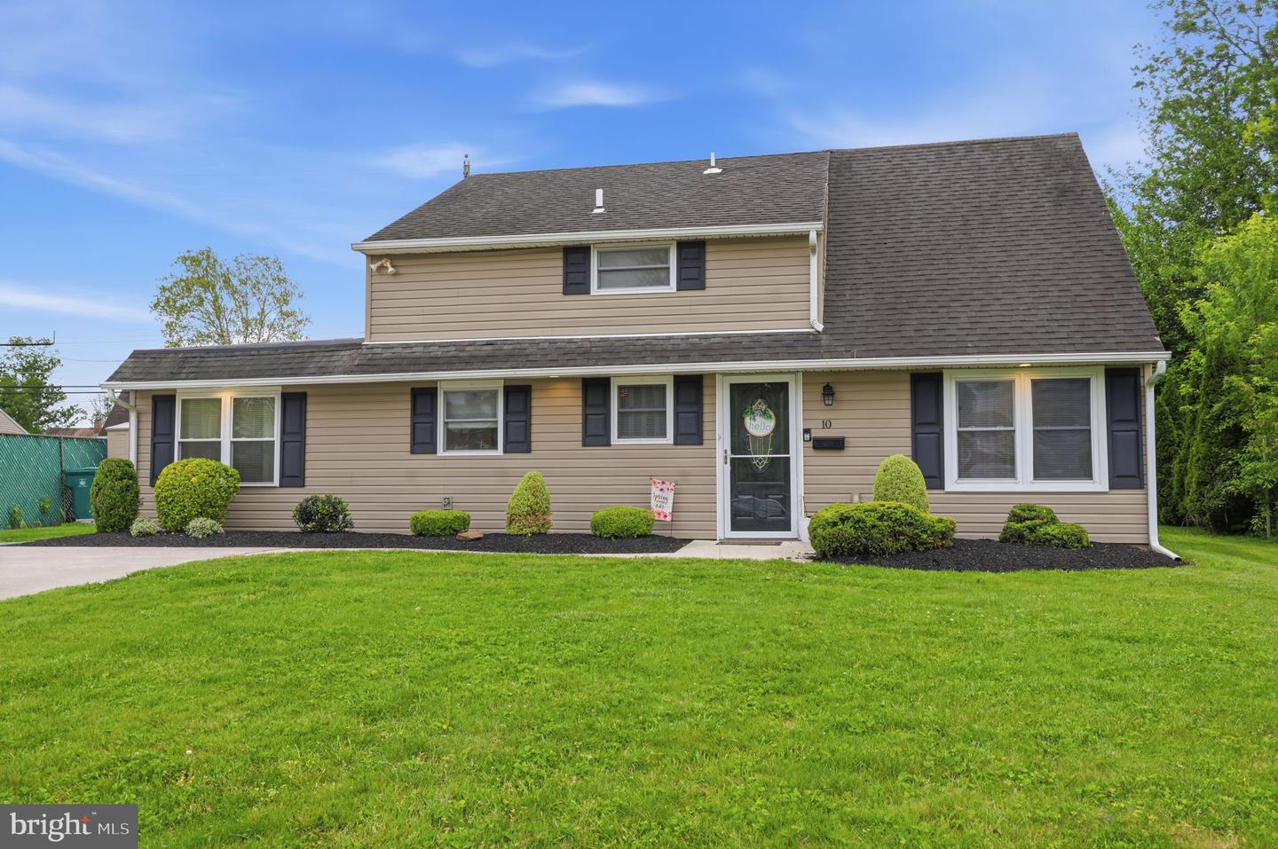 10 Inland Road, Levittown