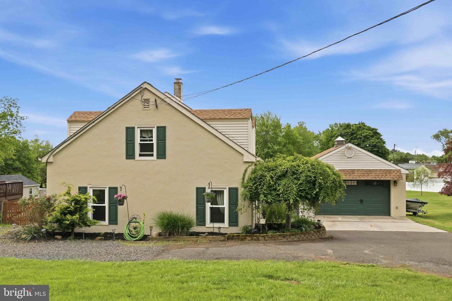 370 Maple Avenue, Southampton