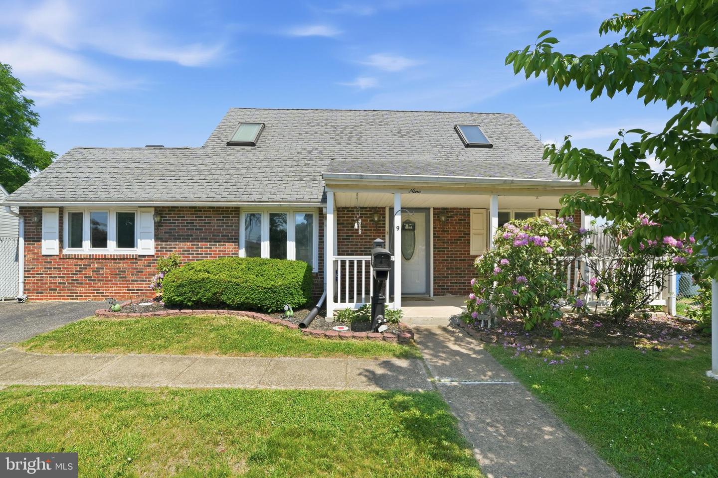 9 Violet, Levittown