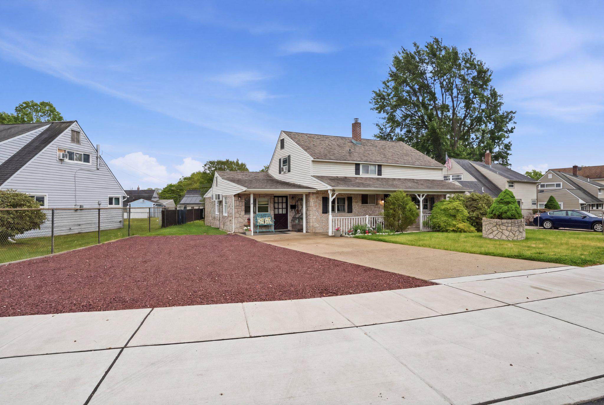 22 Inbrook Road, Levittown