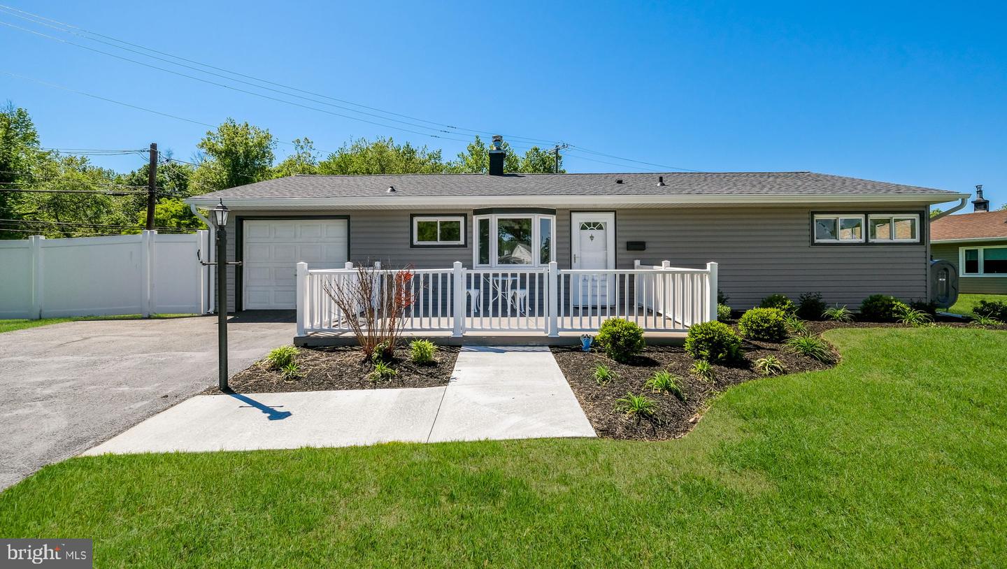 7 Indian Creek Drive, Levittown