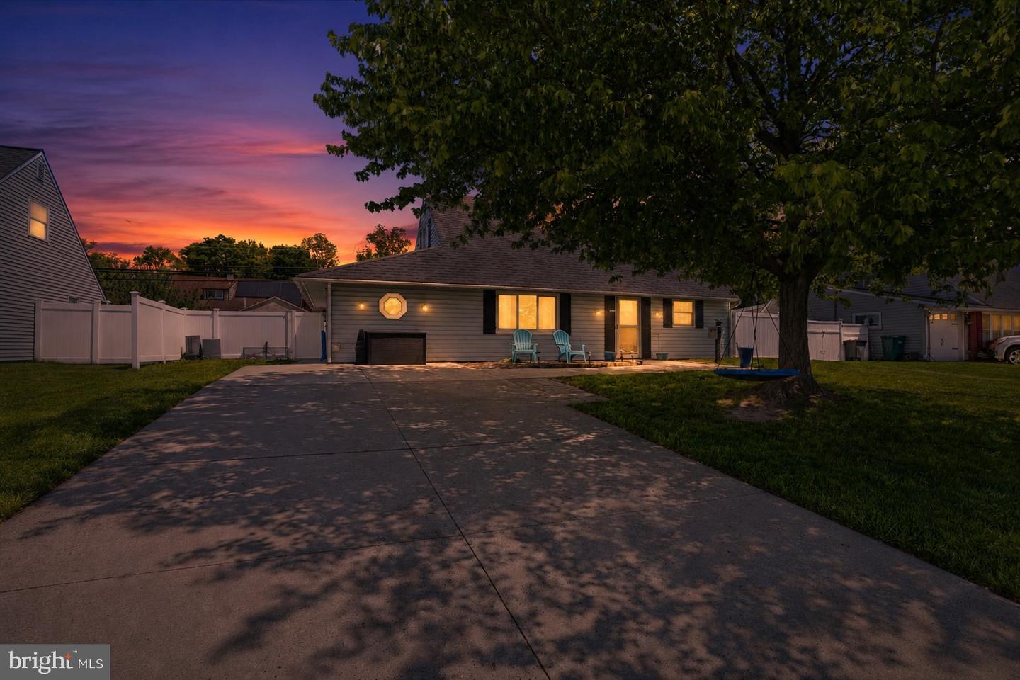 14 Hemlock Road, Levittown