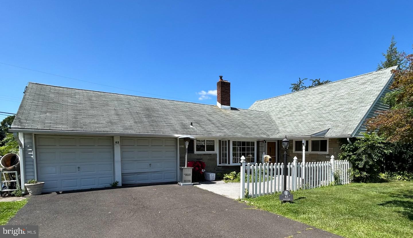43 Falcon Road, Levittown
