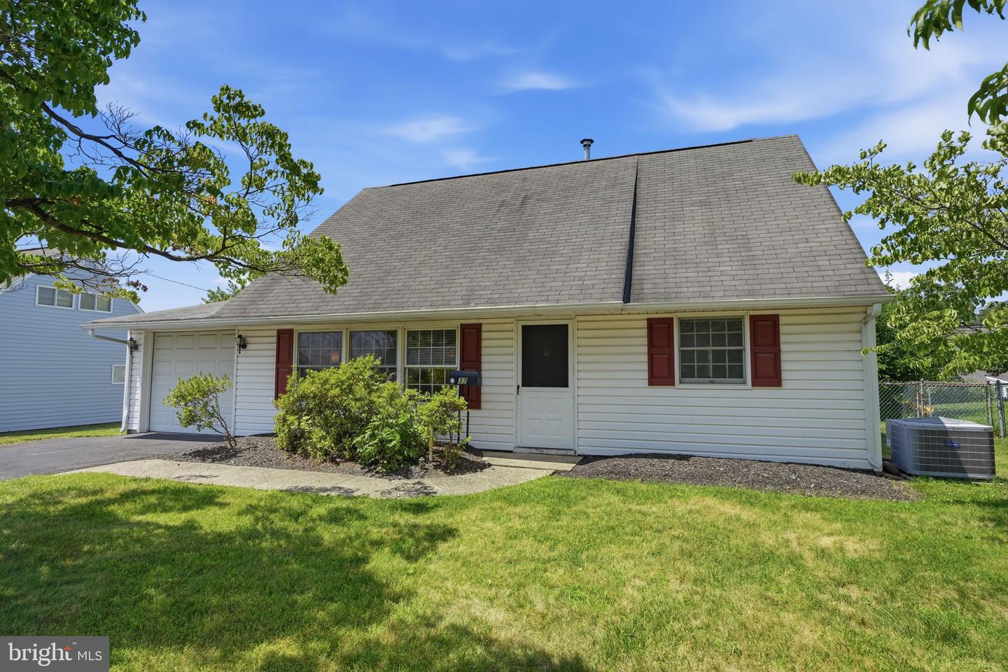 37 Trellis Road, Levittown
