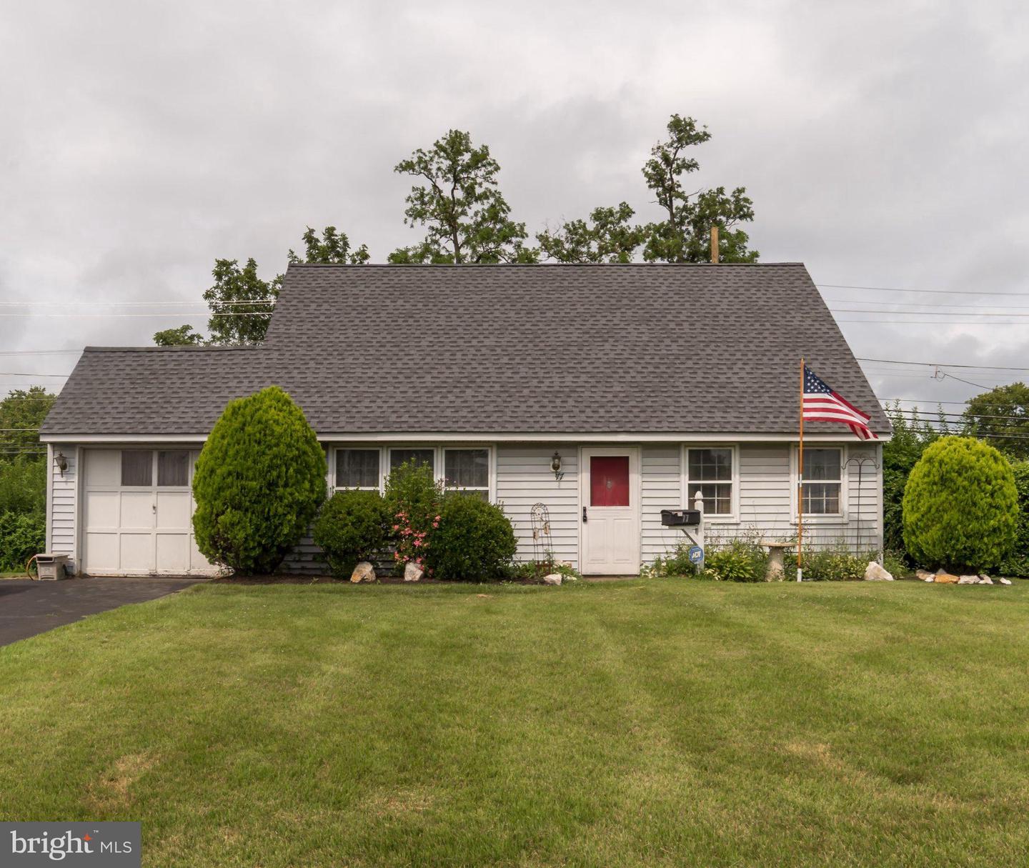 77 Cardinal Road, Levittown