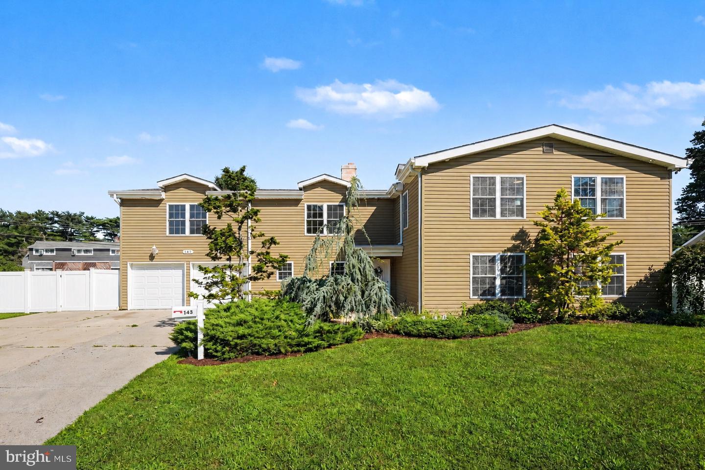 143 Forsythia Drive N