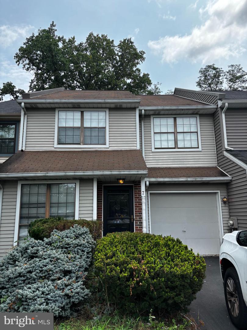 7 E Ridge Mews