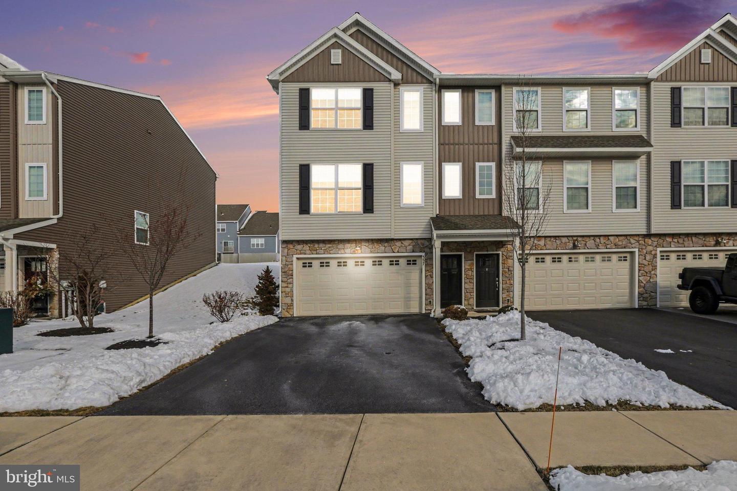 557 Brook Shire Court, Mechanicsburg
