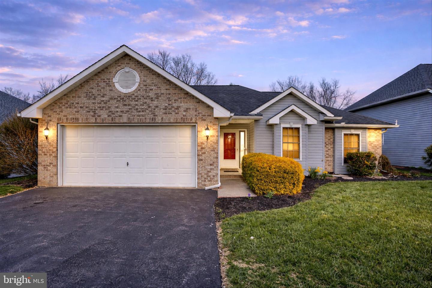 28 Longwood Drive, Mechanicsburg