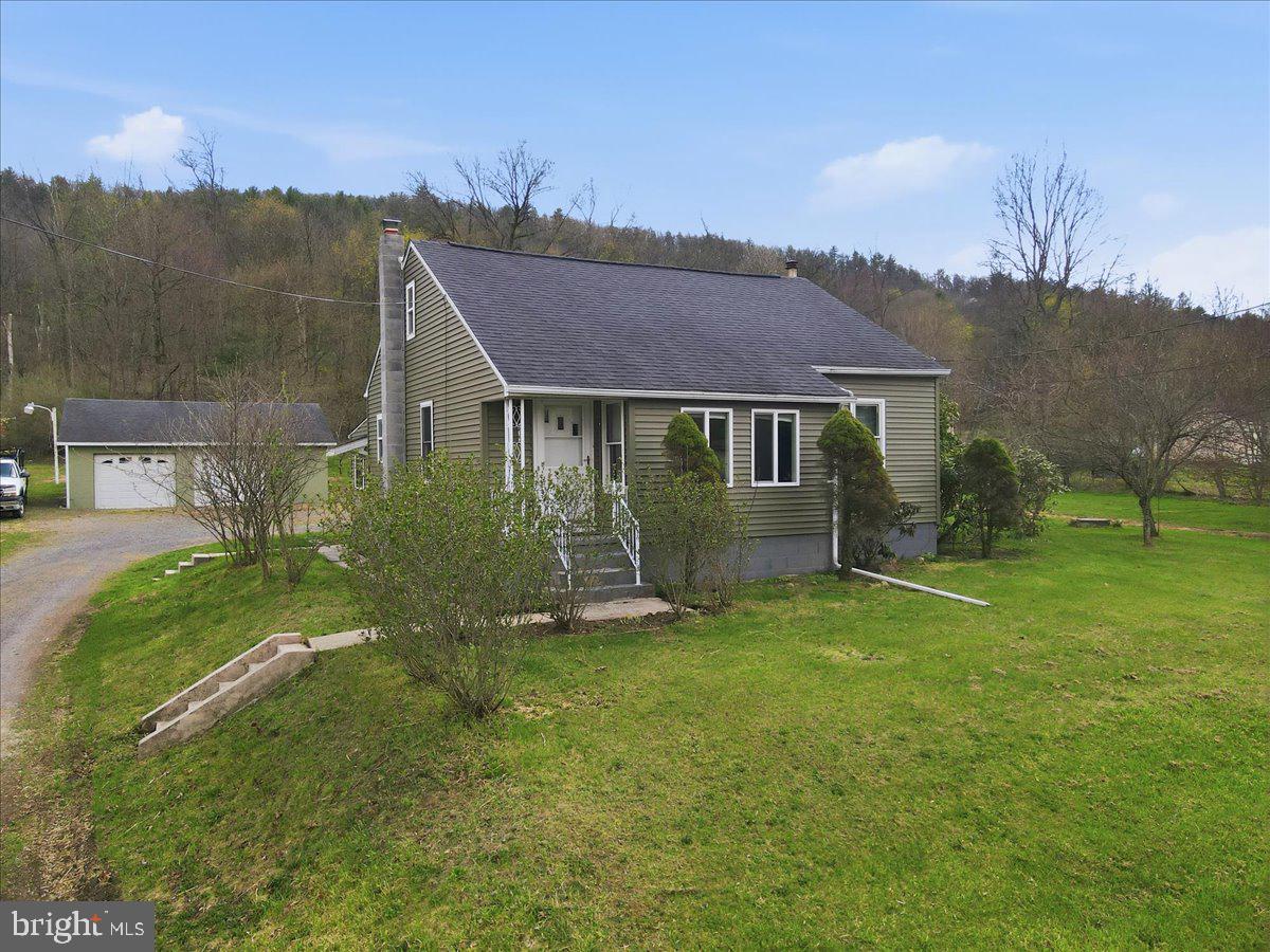 817 Oak Grove Dr, Lehighton
