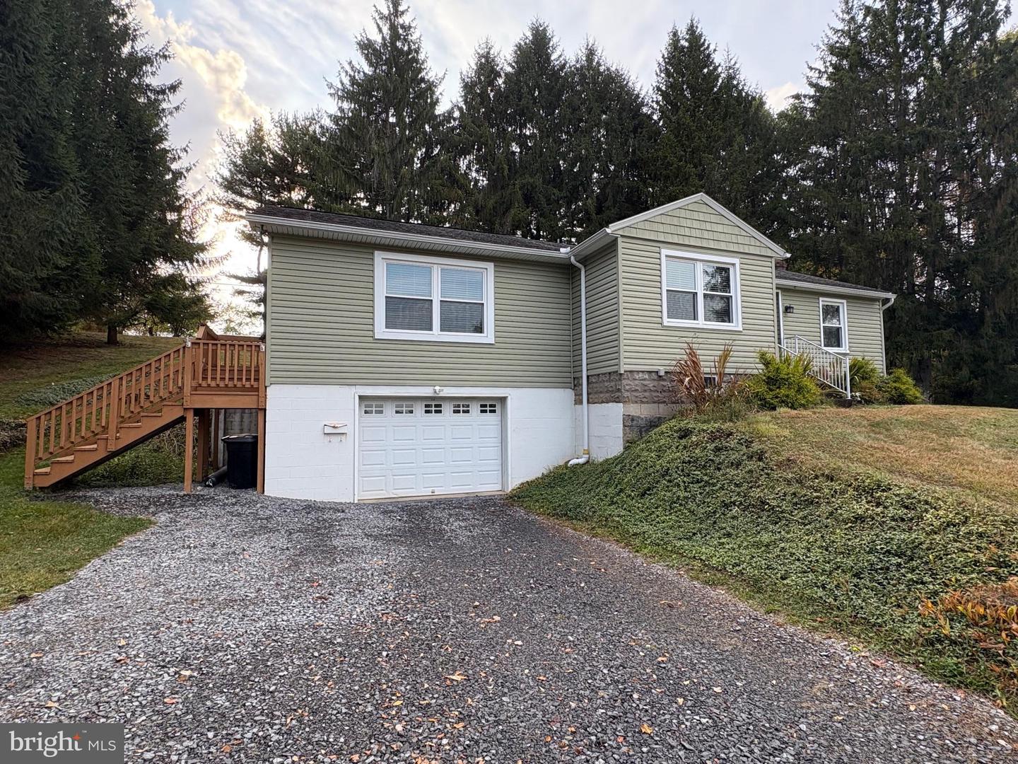 467 6th Street, Hawk Run