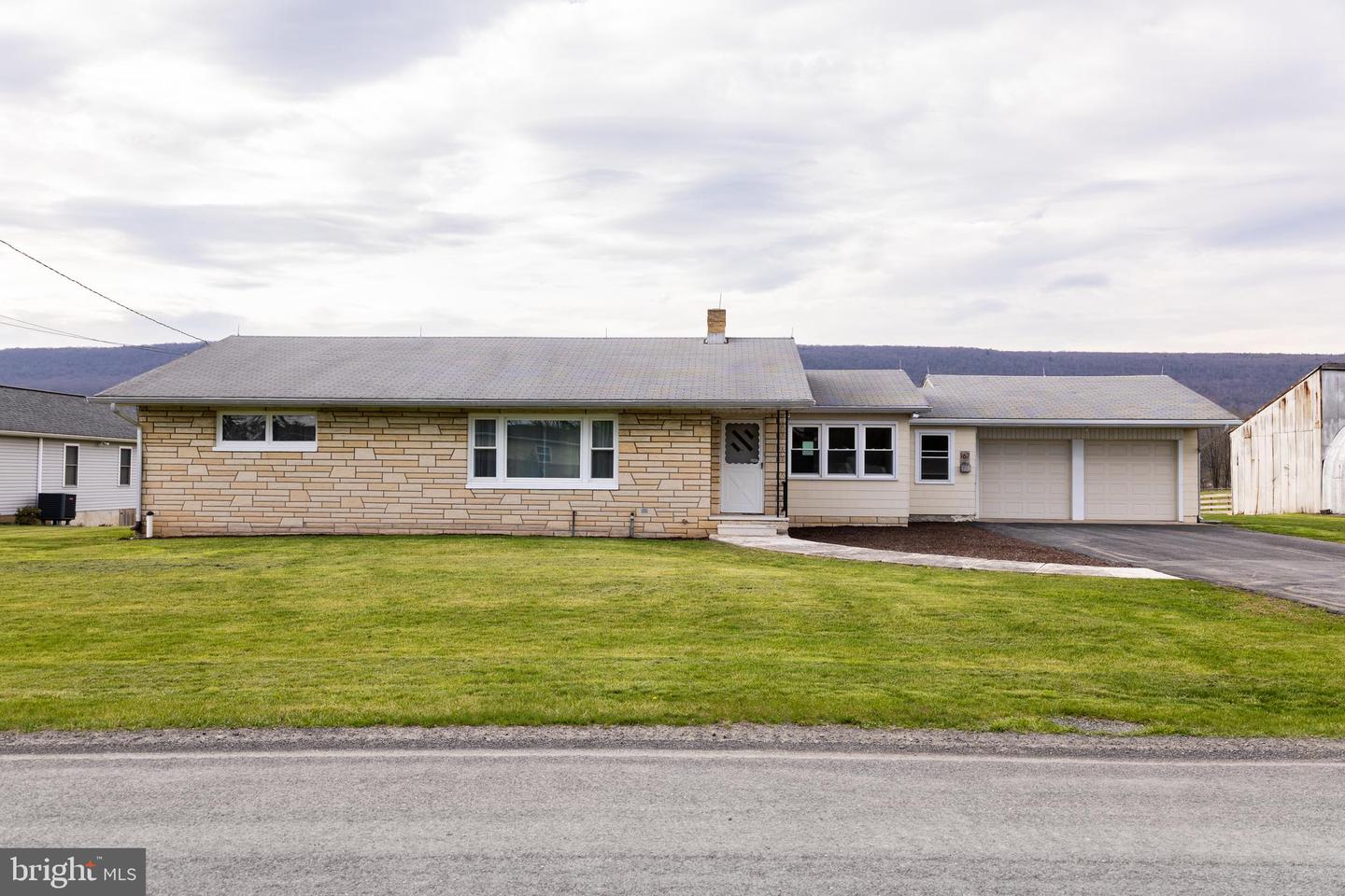 167 Manor Road, Centre Hall