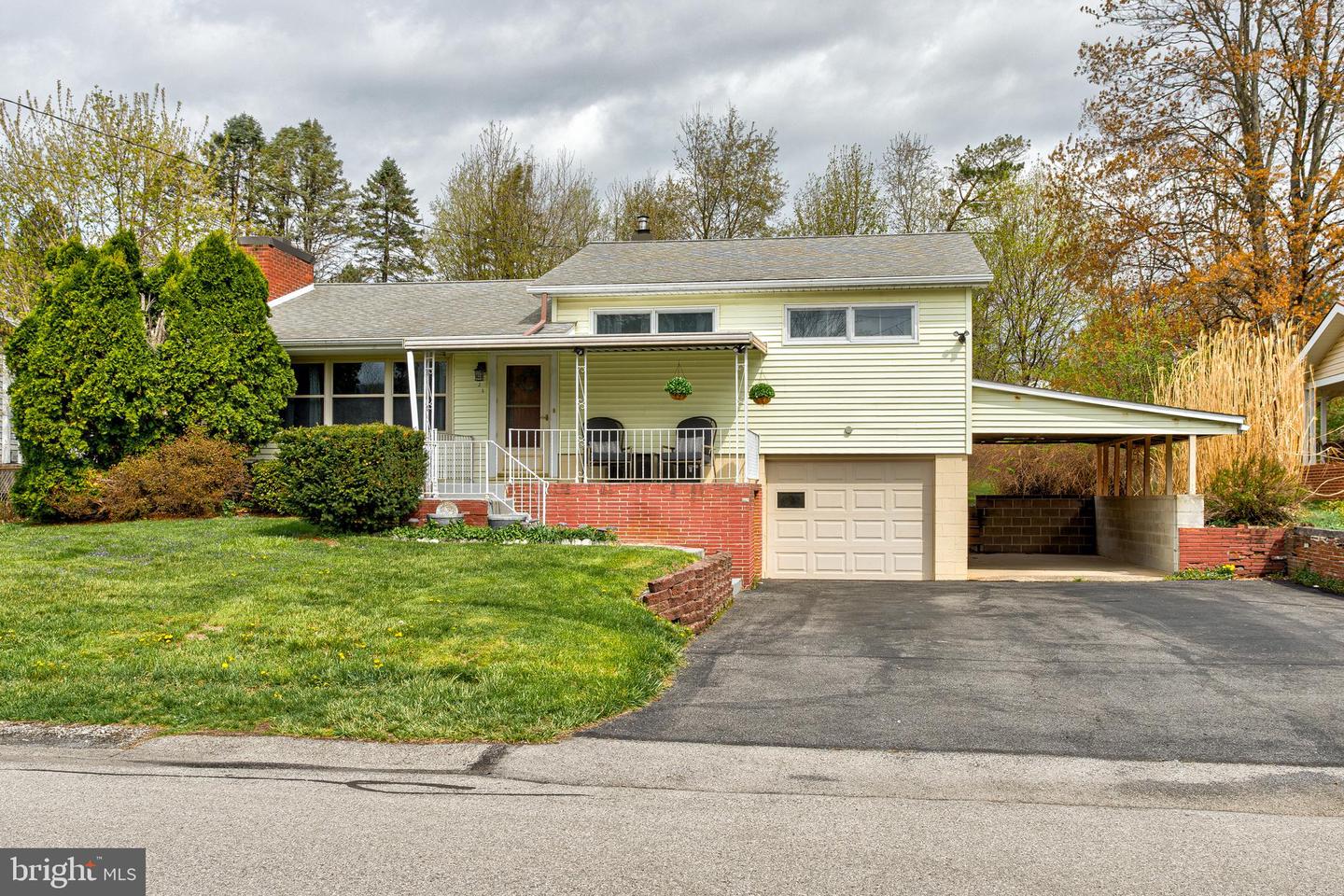 321 Kimport Avenue, Boalsburg
