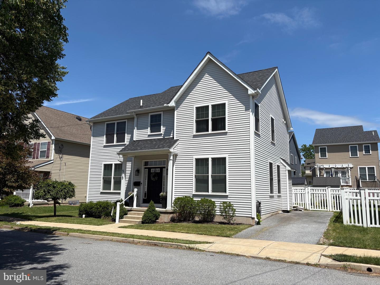 515 Rhoades Street