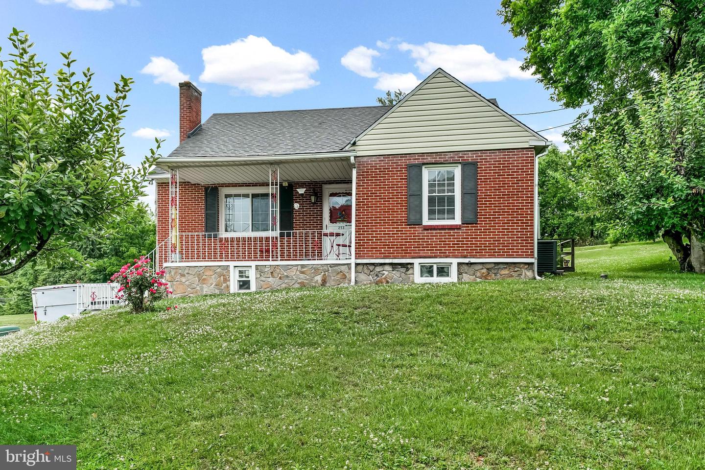 253 N Guernsey Road