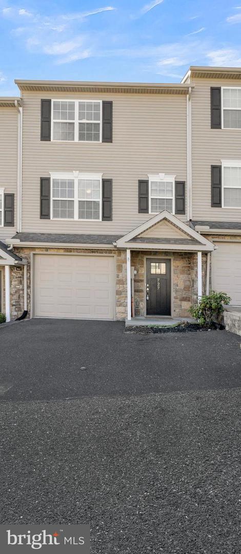 727 Gregs Drive, Harrisburg