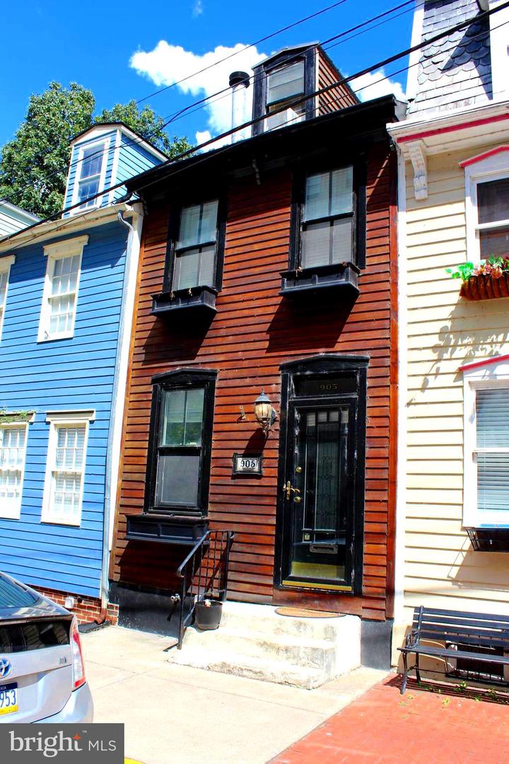 905 Capital St