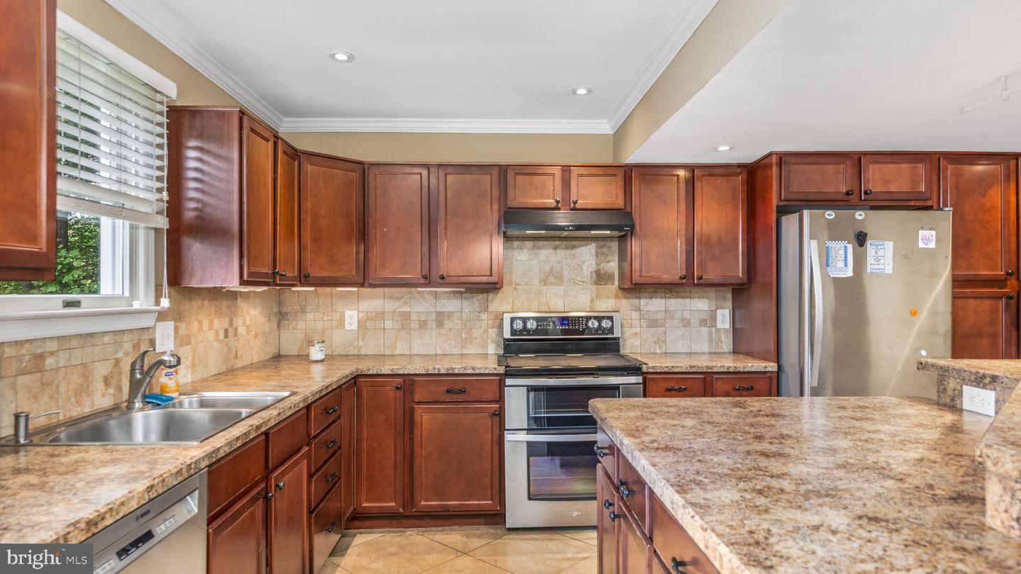 782 Hill Avenue, Aston