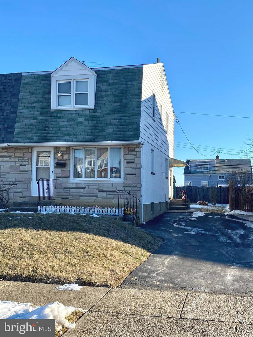 1345 Price Street, Trainer