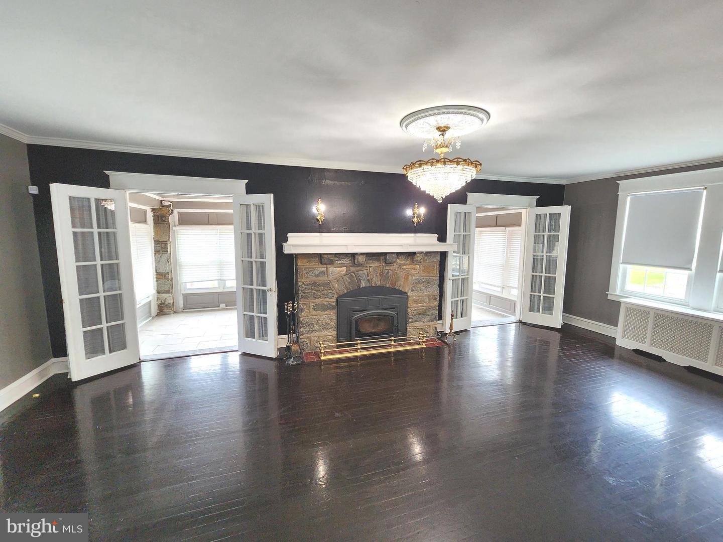 351 Congress Avenue, Lansdowne