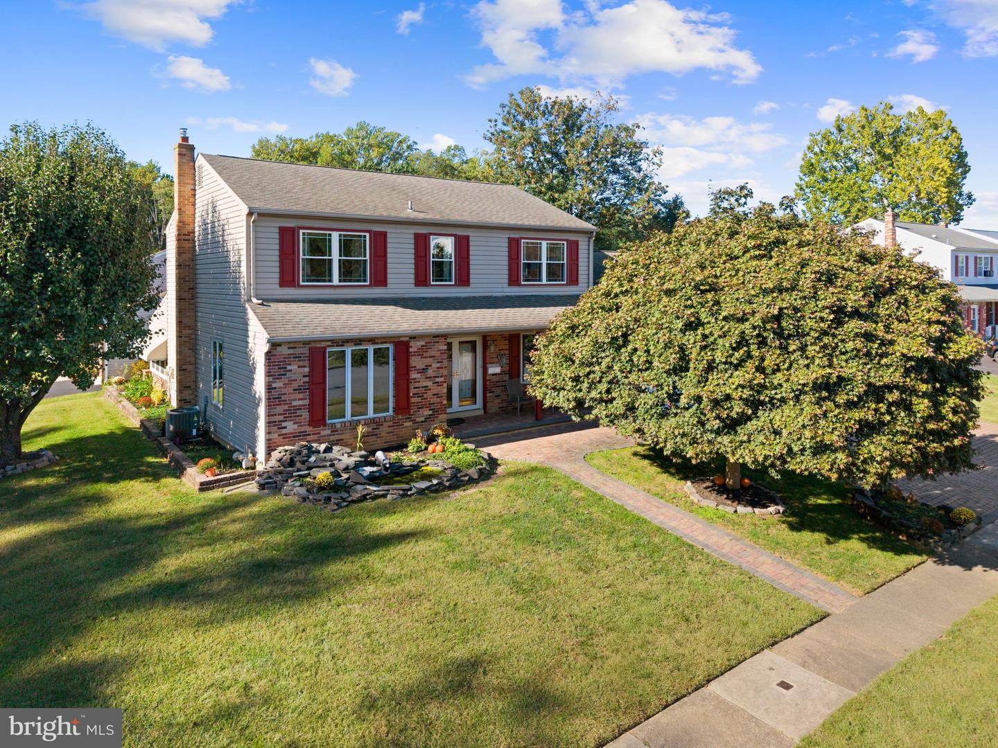 423 Sir Galahad Drive, Brookhaven